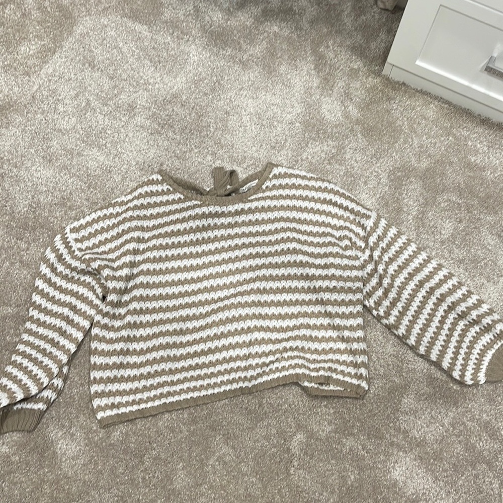 New without tags. Never worn. Womens tan and white crop sweater. Size small